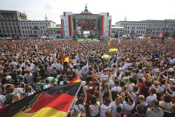 Rund 400.000 Anhänger fanden sich am Dienstagmorgen in und rund um die Berliner Fanmeile beim Brandenburger Tor ein, um ihre Weltmeisterhelden zu empfangen.