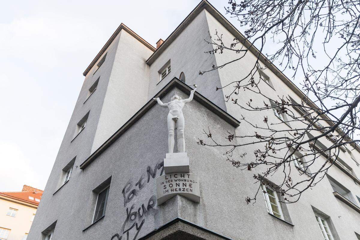 "Licht in der Wohnung, Sonne im Herzen" heißt es am 1930 von Peter Behrens entworfenen Franz-Domes-Hof am Margaretengürtel. Die Inschrift und das Relief "Der Lichtbringer" - dargestellt durch einen nackten Menschen mit nach oben gestreckten Armen - zeigen die Einstellung der Zeit, durch die Gemeindebauten auch für Arbeiter Gesundheit, Wissen und Aufklärung zu ermöglichen.