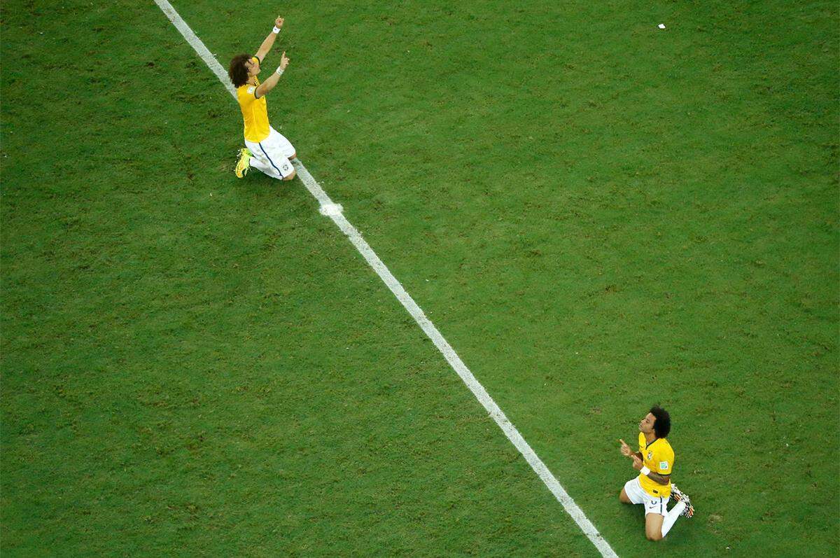 Brasilien erreicht durch ein 2:1 gegen Kolumbien das Halbfinale. Der Dank von David Luiz und Marcelo geht nach oben.