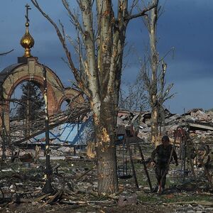 Eroberung einer Ruinenlandschaft. Kämpfer der russischen Söldnertruppe Wagner rücken in der zerstörten Stadt Bachmut vor.
