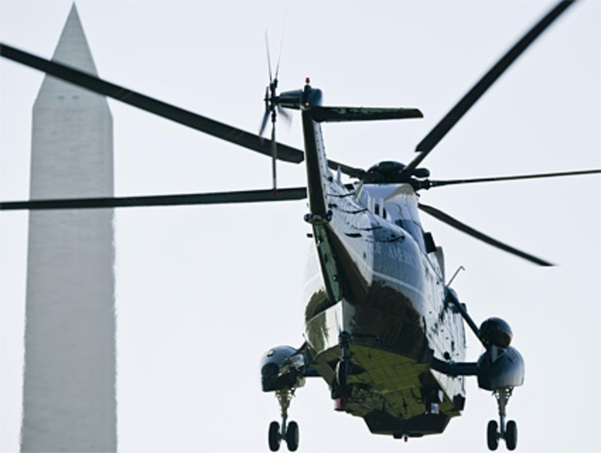 2002 schlug Bernanke - nicht ganz ernst gemeint vor - man könne zur Belebung der Wirtschaft auch Geldscheine über der Wall Street abzuwerfen. Das brachte ihm den Spitznamen "Helicopter Ben" ein.