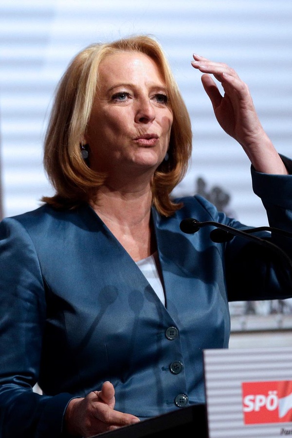 Doris Bures hat 2008 ein Megaressort vom zum Bundeskanzler avancierten Werner Faymann übernommen: Verkehr, Telekom, Post, Innovation, Technologie.  In die Schlagzeilen kommt sie überwiegend mit Ersterem: Die Bahn zieht ein umstrittenes Ausbauprogramm durch, das in der Endabrechnung an die 60 Mrd. Euro kosten wird – und, wie Experten bekritteln, auf unrealistischen Verkehrsprognosen beruht: Es geht von hohen Güterverkehrszuwächsen aus, obwohl der ÖBB-Güterverkehr seit 23 Jahren de facto stagniert und derzeit aus Rentabilitätsgründen sogar zurückgefahren wird. Die Zahlungen des Bundes an das System Bahn (mehr als sechs Mrd. Euro pro Jahr) sind in ihrer Amtszeit nicht gesunken.( ju) 