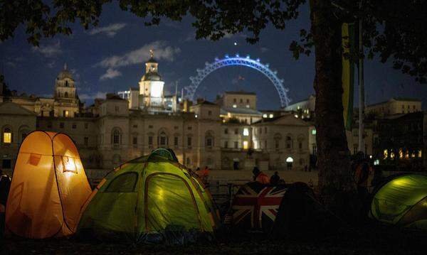 Sie schlugen ihre Zelte und Campingstühle entlang der Straßen von London auf und warteten auf die aufwendig choreografierten Prozessionen, in denen der Sarg von der Westminster Hall zur Westminster Abbey gebracht wird. Dort wird um 12 Uhr die Trauerfeier stattfinden, zu der auch zahlreiche Staats- und Regierungschefs angereist sind.