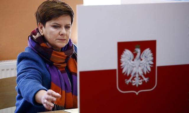 Beata Szydlo sucht nach ihrem Regierungsteam (Archivbild von der Stimmabgabe am 25. Oktober).