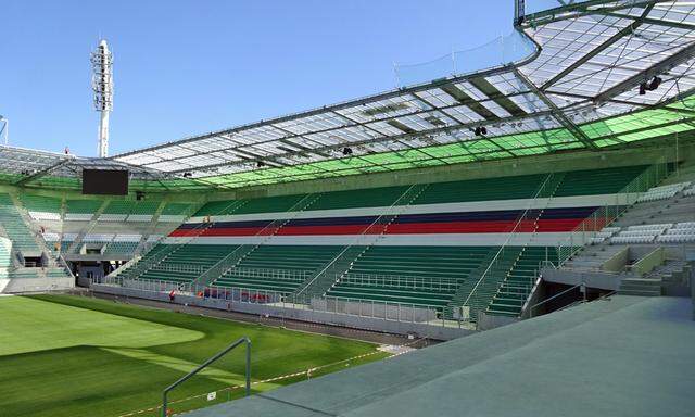 Viel Grün: Der Rasen wurde bereits verlegt, das Dach des neuen Fußballstadions schimmert in der Leitfarbe des Klubs.