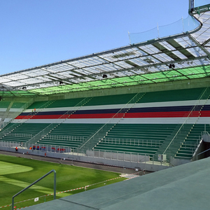 Viel Grün: Der Rasen wurde bereits verlegt, das Dach des neuen Fußballstadions schimmert in der Leitfarbe des Klubs.