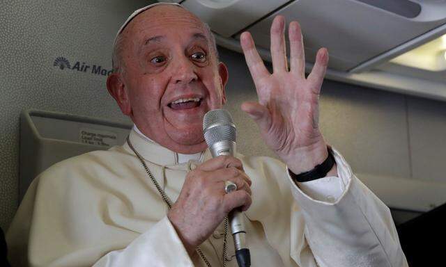 Papst Franziskus hat von seinen Kritikern gefordert, Farbe zu bekennen