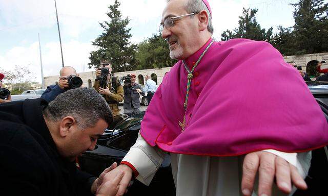 Erzbeischof Pierbattista Pizzaballa wird von Gläubigen in Bethlehem begrüßt.