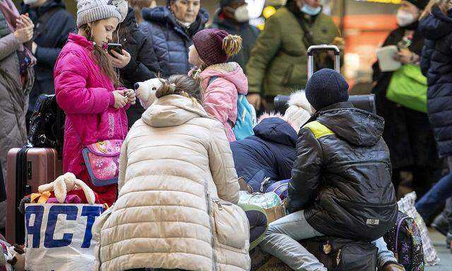 In Niederösterreich sollen nur noch Frauen und Kinder aus der Ukraine untergebracht werden (Bild: Flüchtlinge am Wiener Hauptbahnhof).