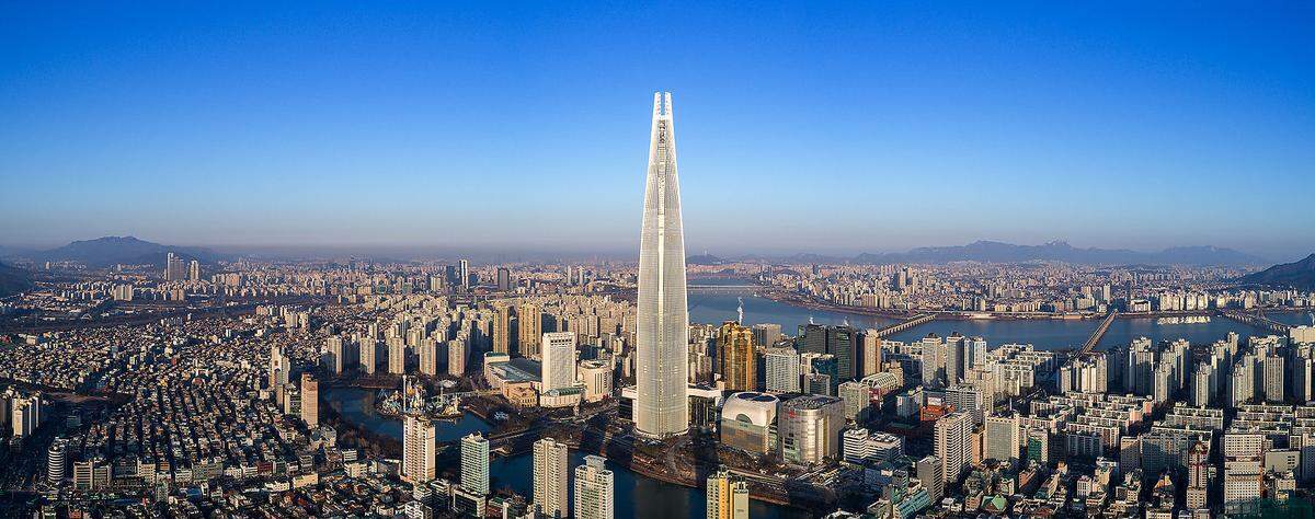 Mit 555 Metern ist der Lotte World Tower aktuell das höchste Gebäude Südkoreas. Er beherbergt die weltweit höchste Aussichtsplattform mit Glasboden und zugleich die dritthöchste der Welt insgesamt. Auch der Fahrstuhl bricht alle Rekorde: Mit 600 Metern pro Minute ist er derzeit der schnellste der Welt. Der Gewinner überzeugte die Jury vor allem mit seinem harmonischen Design, dass dem Wolkenkratzer eine sanfte und natürliche Dynamik verleiht.