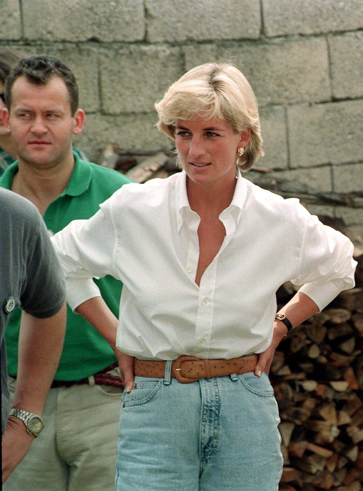 Prinzessin Diana reiste oft in Krisengebiete und engagierte sich sehr für Menschen in Not. Dort trug sie meist Jeans und eine weiße Bluse.