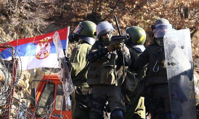 Deutsche und österreichische Nato-Soldaten im Kosovo.