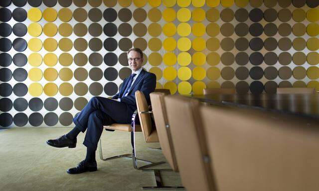 Jens Weidmann Praesident der Deutschen Bundesbank sitzt vor einer Wandverkleidung von Victor Vasa