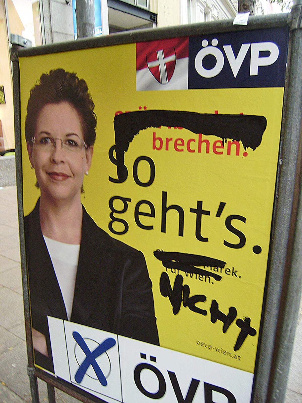 Aber nicht nur die FPÖ-Plakate sind betroffen. In diesem Fall glaubt der "Künstler" nicht an die Versprechung von VP-Spitzenkandidatin Christine Marek - und stellt das auch grafisch dar.