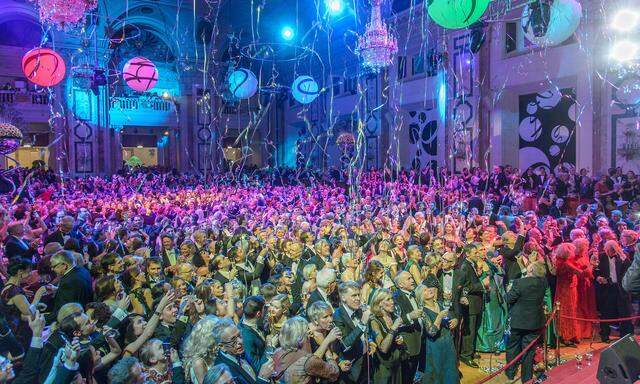 In der Hofburg wird das neue Jahr heute Nacht wieder mit einem Ball begrüßt.