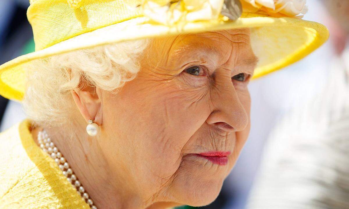 "London Bridge is down" ist das offizielle Codewort, wenn die britische Regentin verstorben ist und das Protokoll für diesen Fall in Gang gesetzt werden muss. Selbst die Monarchin Elizabeth II wurde schon mal Opfer eines übles Scherzes, wenn man es überhaupt noch so nennen kann. Laut Twitter starb sie bereits am 29. Dezember 2016. Nutzer kopierten den Account der BBC und setzten den Tweet ab und mussten dann eigentlich nur noch abwarten. Der Account wurde kurz danach gelöscht, aber die Meldung verbreitete sich bereits weltweit.