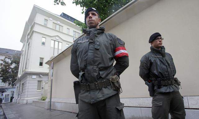 Soldaten vor der britischen Botschaft in Wien: ein Assistenzeinsatz des Heeres für das Innenministerium.
