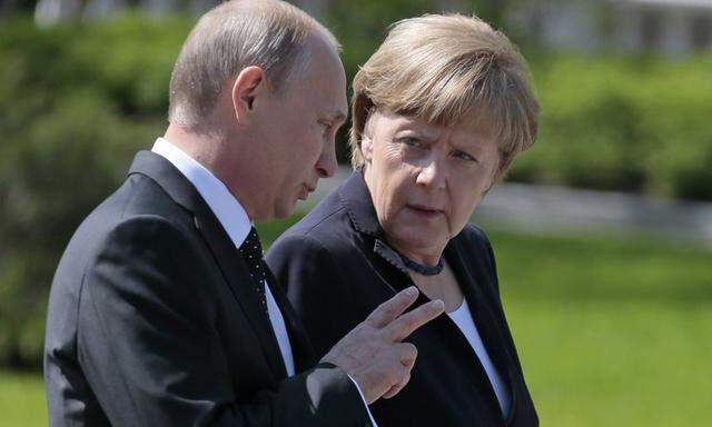MOSCOW RUSSIA MAY 10 2015 Russia s Preisident Vladimir Putin L and Germany s Chancellor Angela