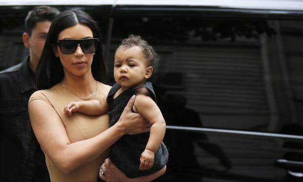 Kim Kardashian selbst leide an den Folgen von Komplikationen mit ihrer Plazenta, die während ihrer zweiten Schwangerschaft aufgetreten seien. 