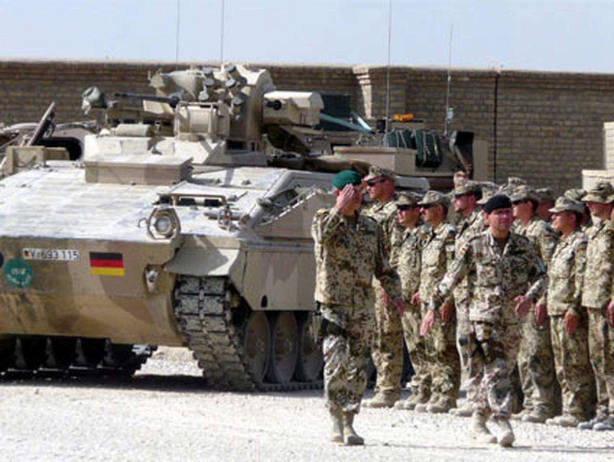 Erst kürzlich entsendete Großbritannien 500 zusätzliche ISAF-Soldaten. Im Frühjahr 2010 werden von den Vereinigten Staaten wahrscheinlich etwa 40.000 zusätzliche Soldaten entsendet.Im Gegensatz dazu, wird in Deutschland und Italien ein Abzug aus dem Krisengebiet gefordert.