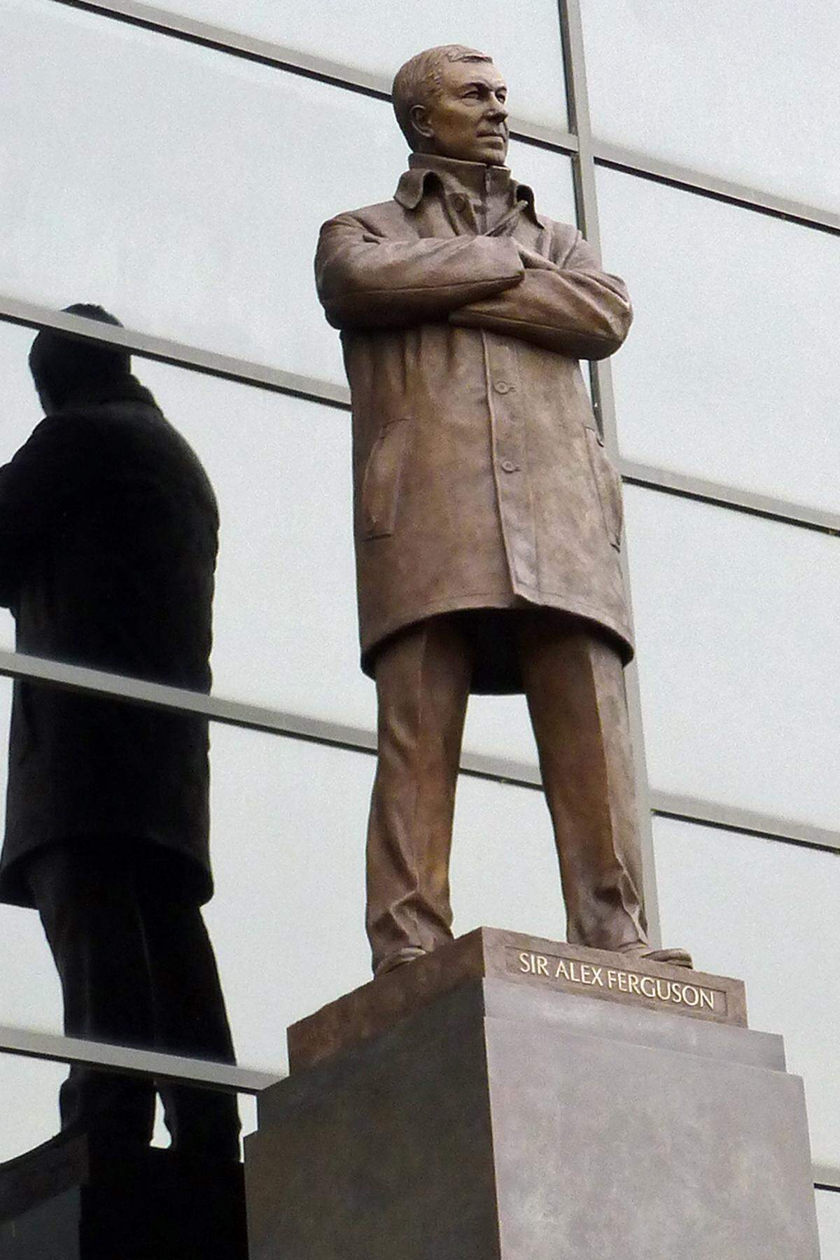Heuer folgt Nummer 20. Doch damit ist Schluss. Der „Sir“ setzt sich zur Ruhe – nach 49 Titeln in seinem Trainerleben und fast 27 Jahren bei Manchester United. Denkmal werden sie Sir Alex Ferguson in Manchester wohl trotzdem keines bauen. Denn ein Denkmal in Manchester, das hat der „Sir“ längst.