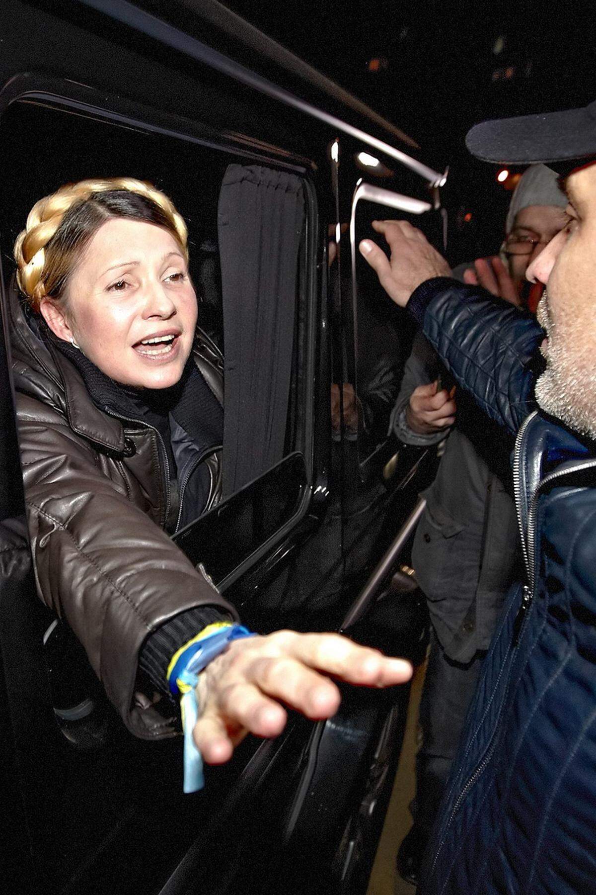 Das Gesetz kam vorerst nicht zustande, genauso wenig wie das EU-Assoziierungsabkommen. Dass Janukowitsch Brüssel einen Korb gab, löste Massenunruhen aus. Am 22. Februar übernahmen die Regierungsgegner die Kontrolle über das Parlament - und beschlossen auch die Freilassung Julia Timoschenkos.