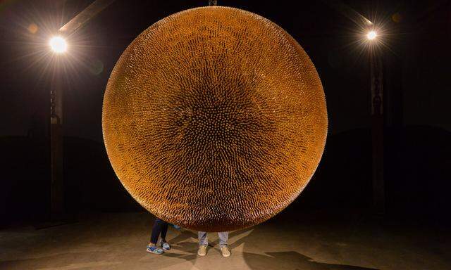 Dieser schimmernde Ball von Robert Longo besteht aus 40.000 Patronenhülsen und ist auf der Art Unlimited zu sehen. 