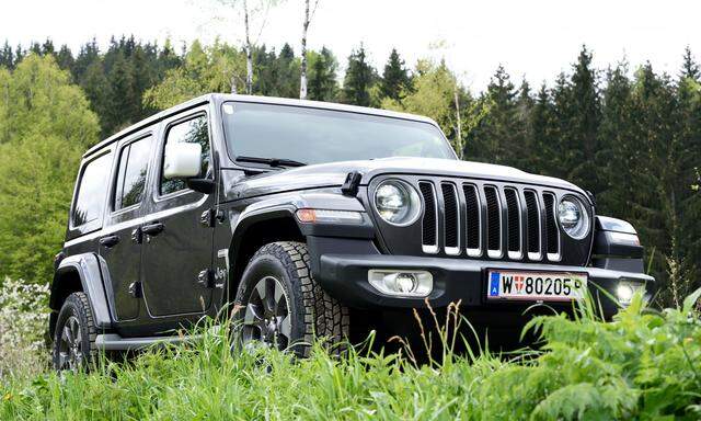 Dort, wo er hingehört: Der Jeep Wrangler ist eines der letzten echten Geländeautos. Innen vermittelt er in der neuen Generation ein wenig SUV-Gefühl. 