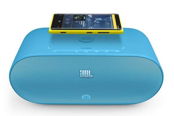 JBL nutzt die Drahtlos-Technologie des Lumia 920 für einen Lautsprecher, der nicht nur ohne Kabelverbindung Musik abspielt, sondern das Gerät auch gleich auflädt. Das Lumia 920 gibt es übrigens in Weiß, Grau, Schwarz, Rot und - das ist neu - Gelb. Preise und Marktstart sind noch nicht bekannt.