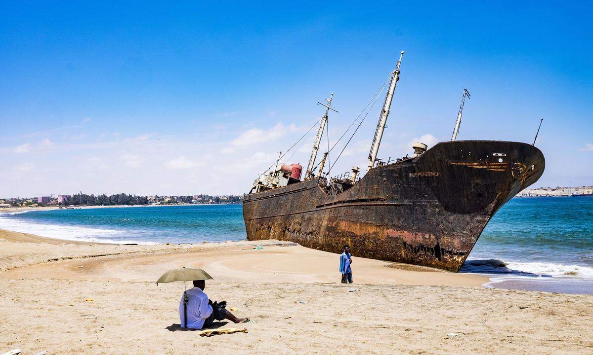 Nur wenige Städte liegen in Angola am Meer - etwa Namibe, wo dieses Schiff liegt, Benguela, nachdem sich die kalte Strömung nennt, weiters Lobito sowie die schnell wachsende Hauptstadt Luanda. Die Namib-Wüste reicht am Küstenstreifen weit herauf. Salinen, Fischfang und im Norden des Landes Öl sind die Güter aus dem Meer(esboden), von denen der Staat lebt. Viele profitieren gar nicht, eine kleine Schicht sehr.