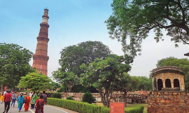 urmeinsturzphobie: Mein fotografischer Versuch, den Qutub Minar schief darzustellen. 