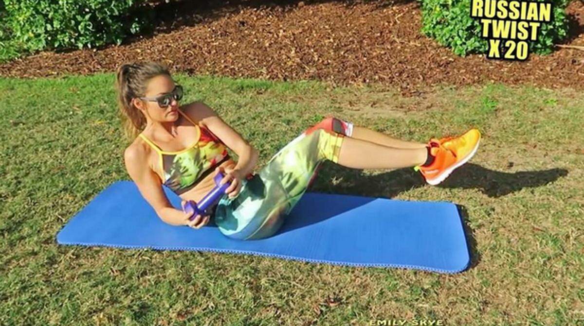 Die australische Trainerin ist die Gründerin des F.I.T. (Fitness Inspration Transformation)-Programms und hat auch eine eigene Workout-App. Instagram/@emilyskyefit