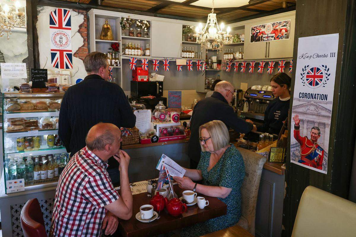 Auch in den kleinsten Cafés findet sich genügend Platz, um der Liebe zur Monarchie Ausdruck zu verleihen.  >> Hier finden Sie alle Infos zur Krönung auf einen Blick