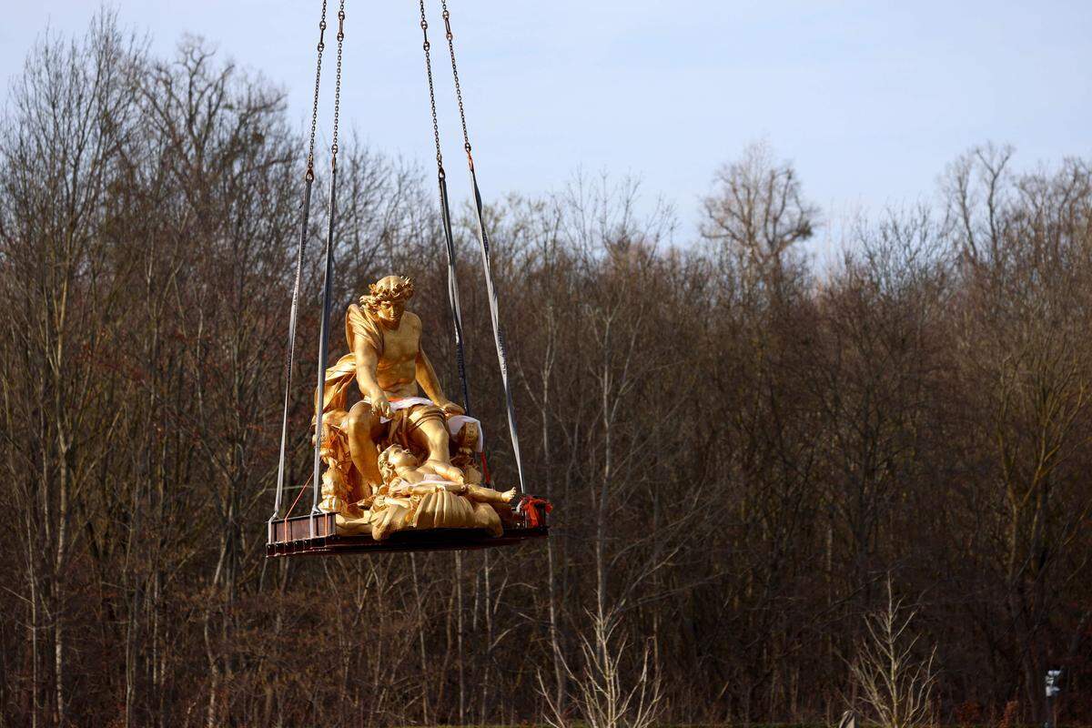 15. Februar. Hier kommt Apollo auf seiner Kutsche. Zumindest dessen Statue, die nach der Restauration im Schloss von Versailles wieder an ihren angestammten Platz transportiert wird. 