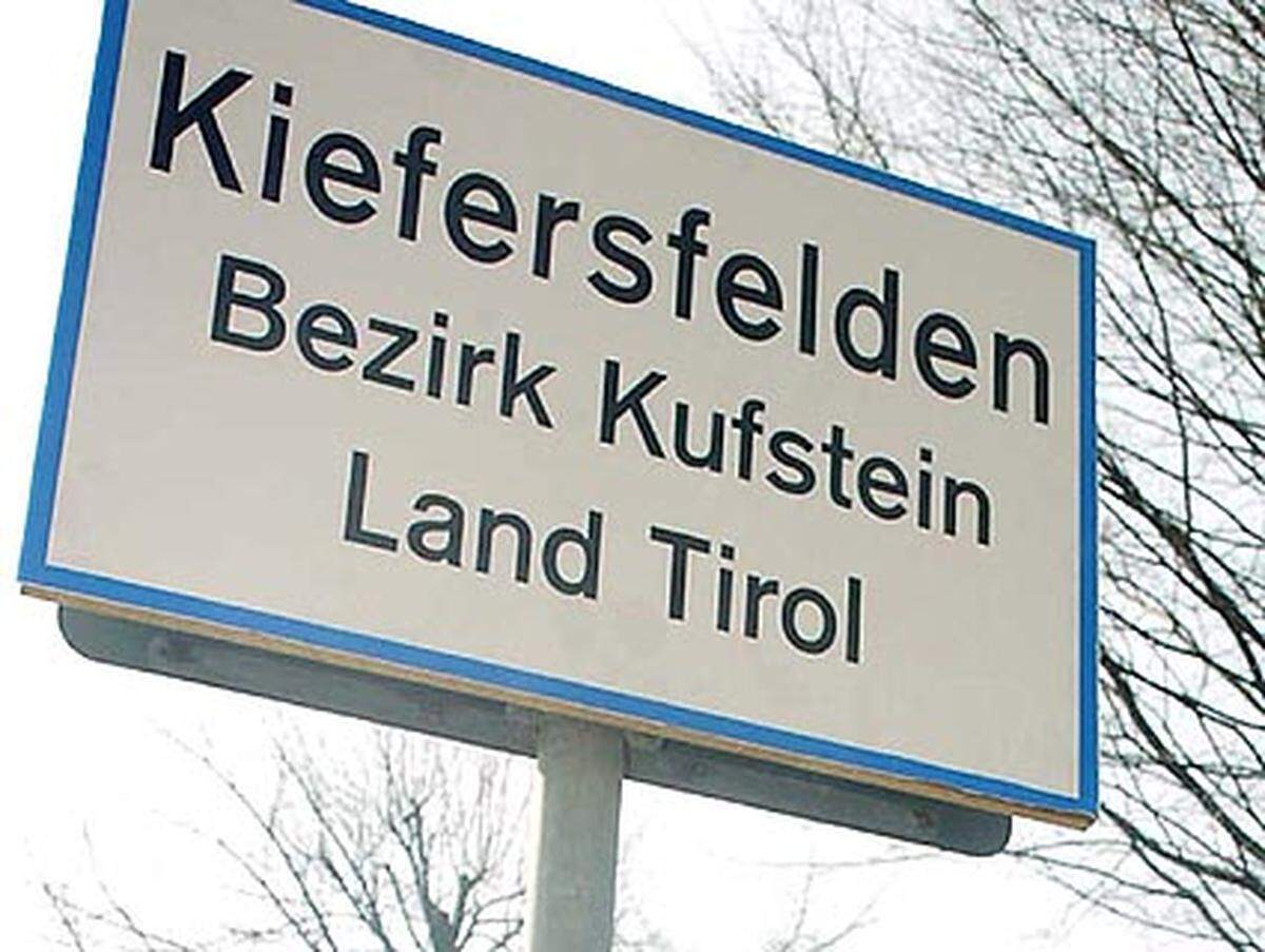 Mit einem "Welcome-to-Austria-Fest" feierte die oberbayrische Gemeinde Kiefersfelden am 1. April 2005 ihren Beitritt zu Österreich. Sogar die Ortstafeln wurden gegen österreichische ausgetauscht. Wie sich aber bald herausstellte, war der Beitritt lediglich ein Aprilscherz.