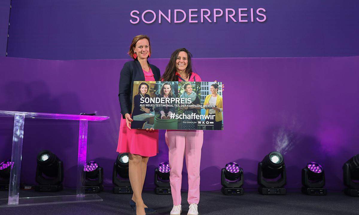 Mariana Kühnel übergab den Sonderpreis #schaffenwir! an Christina Roth.