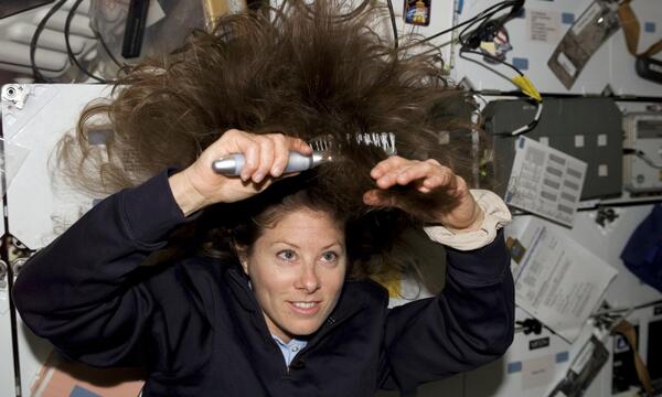 In der Schwerelosigkeit stehen die Haare zu Berge, aber das können sie auch angesichts der vielen anderen Probleme im All. 