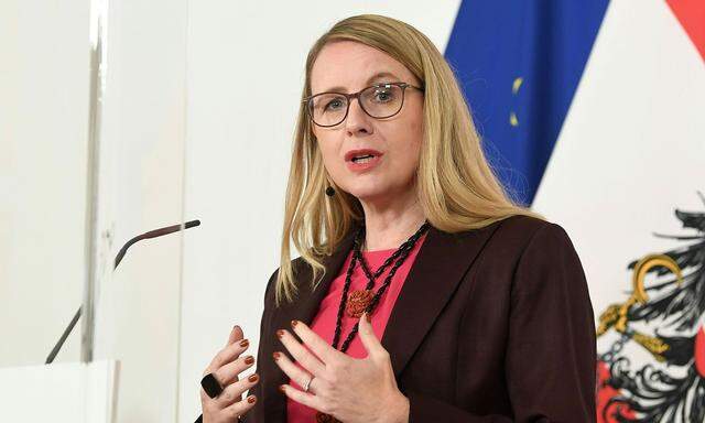 Wirtschaftsministerin Margarete Schramböck  appelliert an die Fairness der Supermarktketten