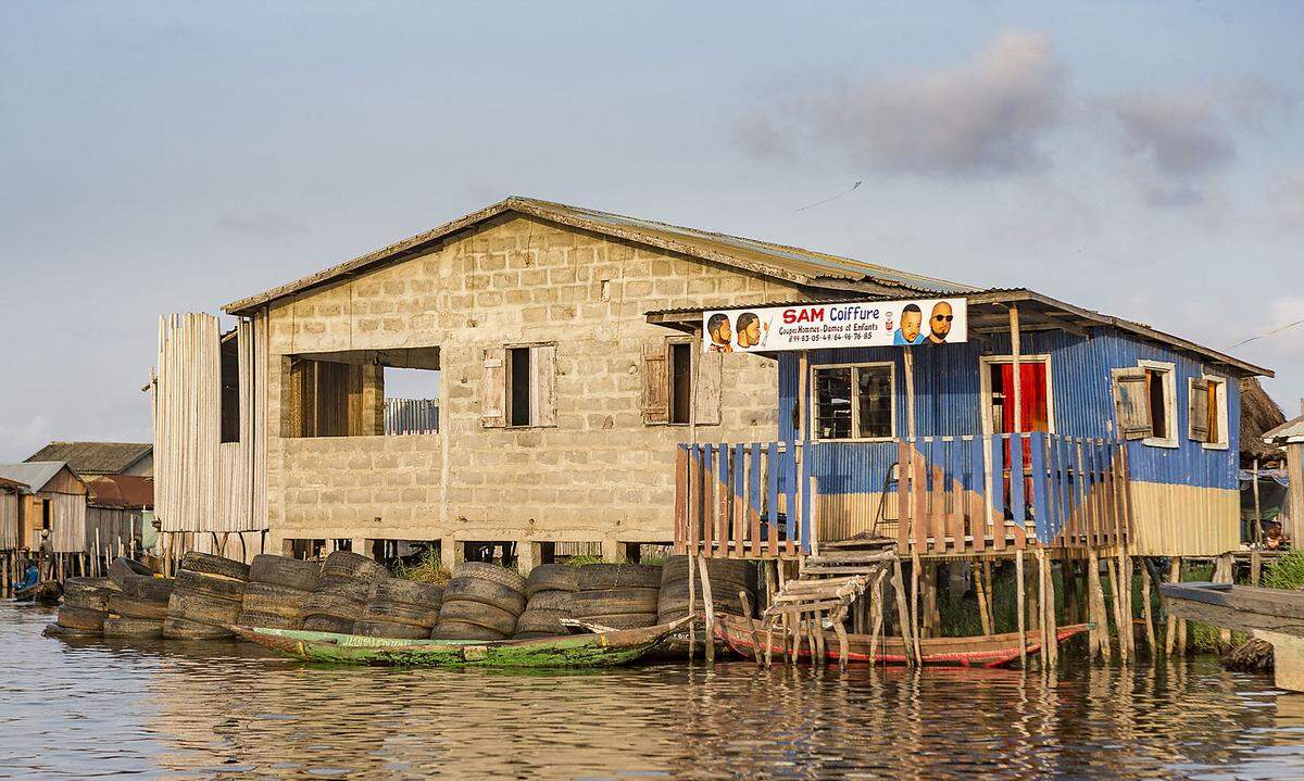 ...sondern im See selbst. Ganvié ist mit 20.000 Einwohnern wohl die größte auf Pfählen errichtete Siedlung in Afrika. Mittlerweile hat das Dorf im Wasser Unseco Weltkulturerbe-Status.