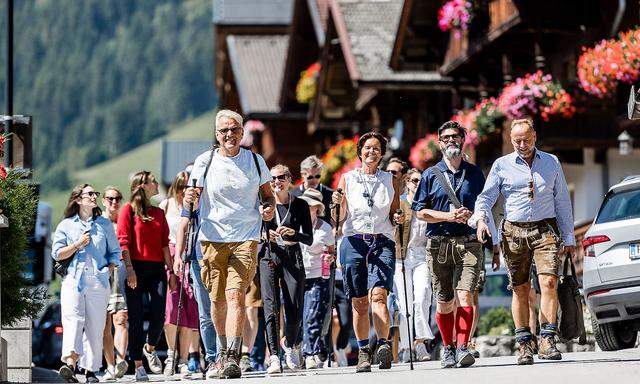 Zum Talk auf der Alm gehört traditionell die Wanderung bei strahlendem Sonnenschein von Alpbach auf die Zirmalm mit vielen interessanten Gesprächen.