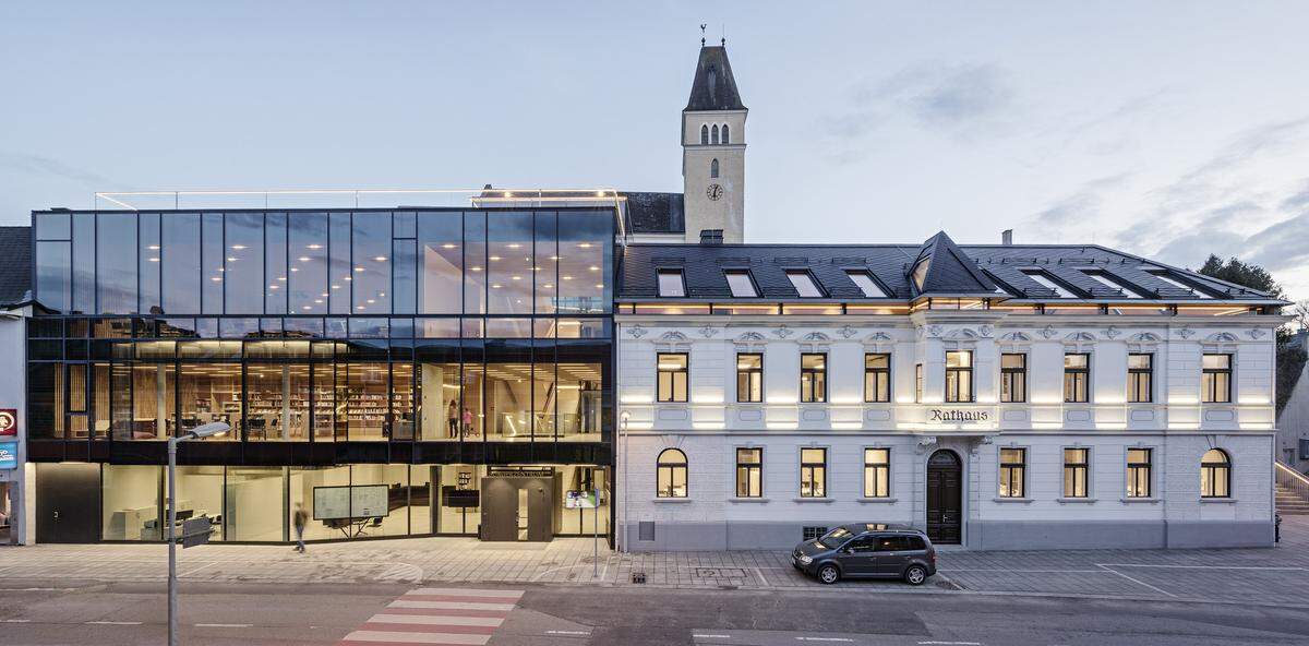 Für das Bürgerzentrum Böheimkirchen wurde das "alte" Rathaus 2018 um einen modernen Zubau erweitert. Er weist ein Unter- und zwei Obergeschosse auf, alle barrierefrei erreichbar. 