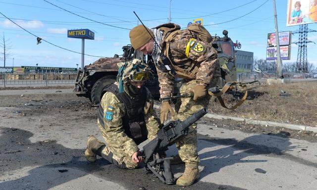 Ukrainische Kämpfer in Charkiw testen das erbeutete Kriegsgerät. Die Millionenstadt im Nordosten des Landes war am Sonntag wieder vollständig unter ukrainischer Kontrolle. 