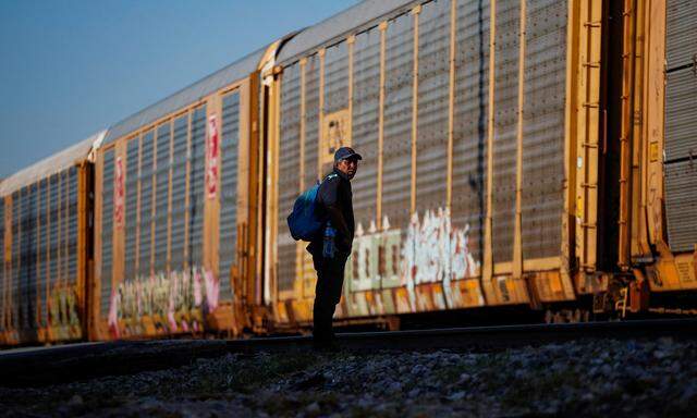 Ein Migrant aus Venezuela versucht per Zug durch Mexiko an die Grenze zu den USA zu gelangen. Ein Bild vom 20. September. 