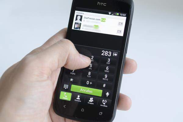 Geteilte Meinungen gibt es zur HTC Telefon-App. Dennoch ist es durchaus praktisch, die Liste der Anrufe und das Tastenfeld auf einen Blick zu haben. Standardmäßig sind diese Elemente bei Android 4.0 auf zwei Bildschirme verteilt.