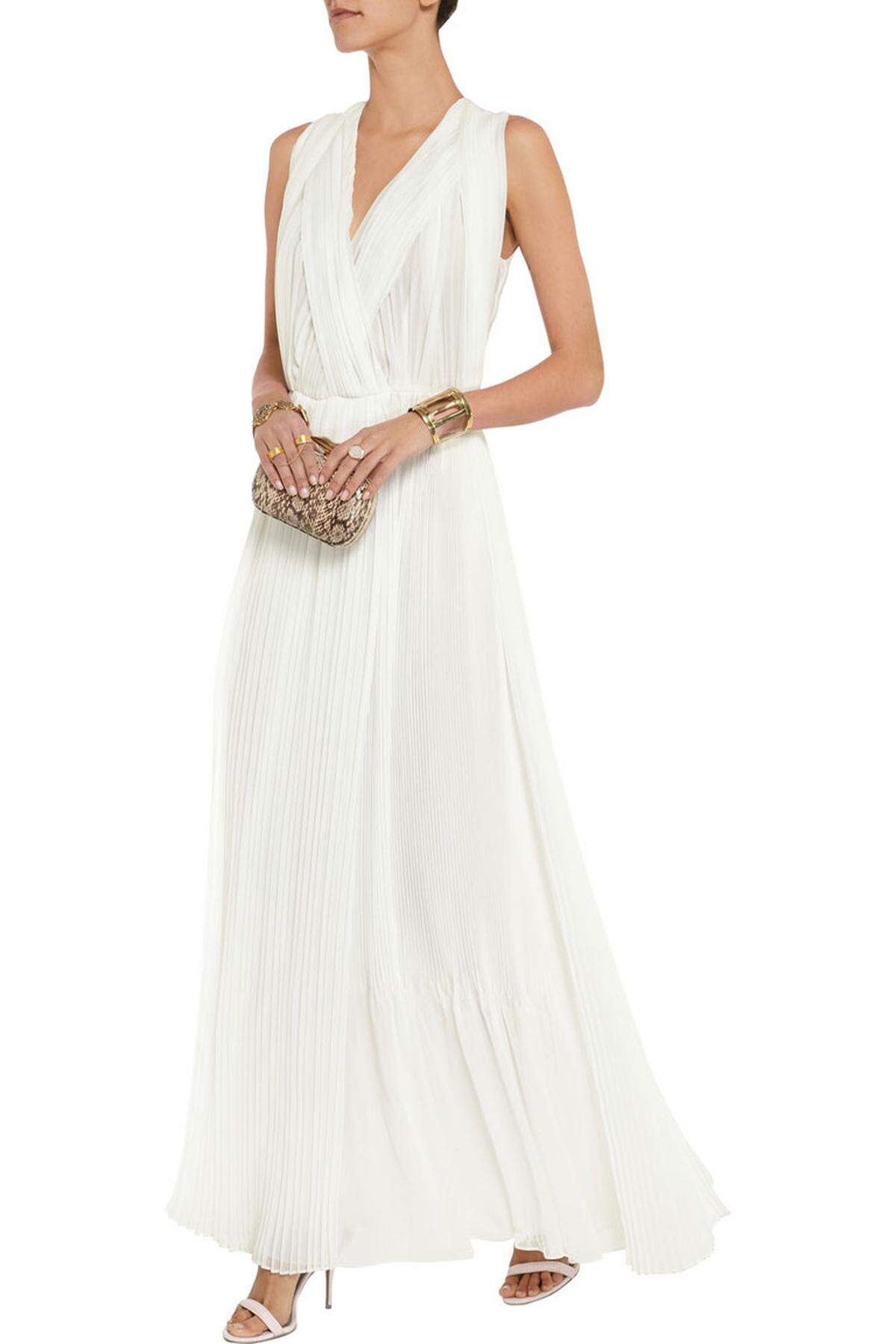 Entscheidet sich die Braut aber gegen eine Trauung in Weiß und trägt eine Farbe, dann ist entsprechend diese Farbe für die weiblichen Gäste tabu. Dafür ist Weiß wieder im Rennen. Plissee-Robe von Chloé.