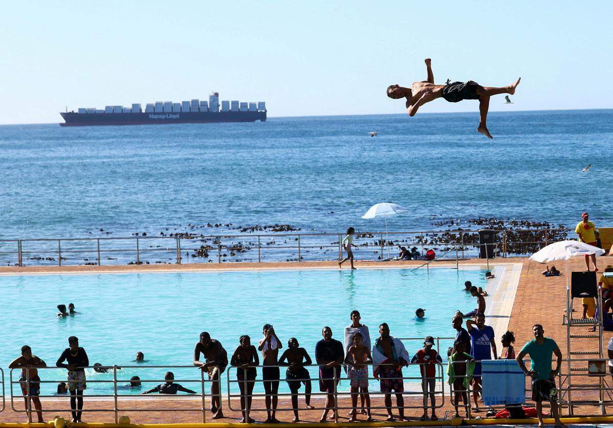 8. Jänner. Vom Sprungturm in den Swimmingpool - ein Bild aus Kapstadt in Südafrika.