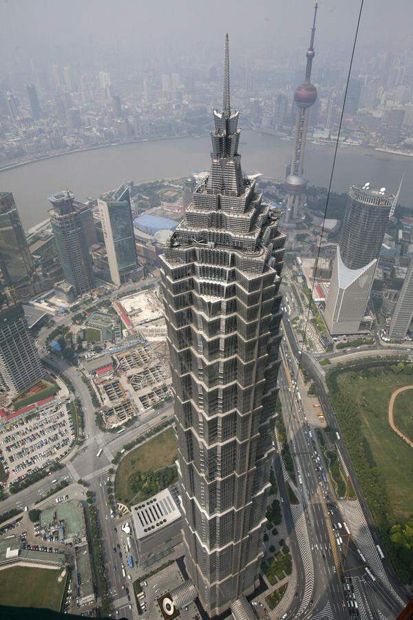 Platz 10: Der Jin Mao Tower steht mit seinen 88 Stockwerken im Finanzviertel Pudong von Shanghai. Er ist 420,5 Meter hoch, die Bauarbeiten wurden 1998 beendet.