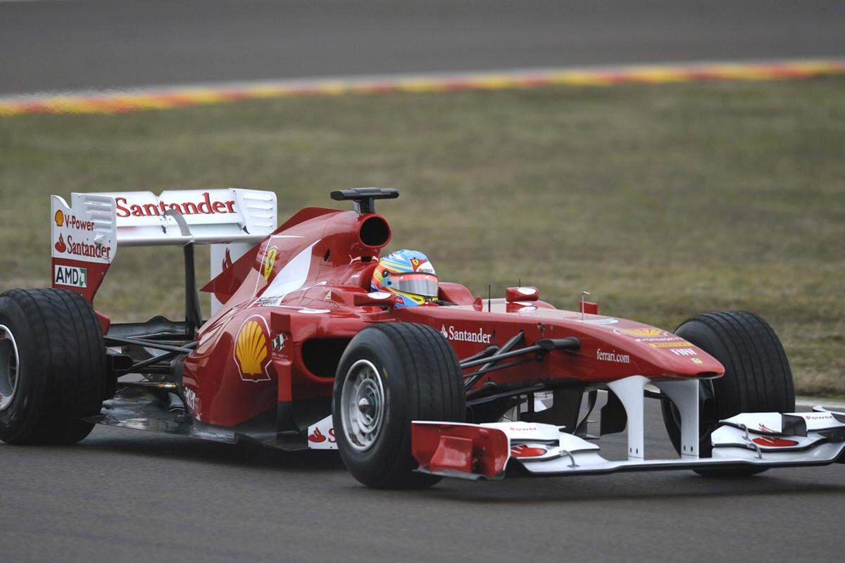 "Ich hoffe, es ist so stark wie es schön ist", meinte der spanische Vizeweltmeister Alonso. Im Februar musste Ferrari seinen Boliden dann aber schon umtaufen: Ford baut unter dem Namen F150 seit Jahren schon Geländewagen und drohte mit Klage. Ferrari gab klein bei und nannte das Auto in F150th um.