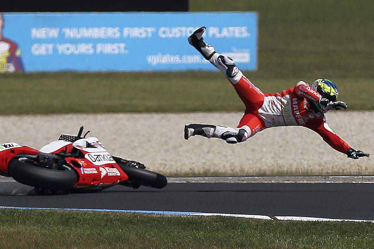 Phillip Island, Australien. Der Australier Damian Cudlin und seine Ducati gehen beim Grand Prix von Australien getrennte Wege.