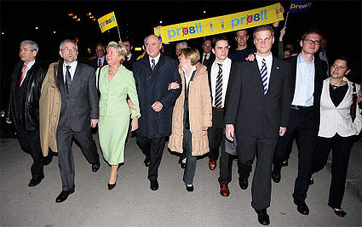 Am Abend marschierte der ÖVP-Tross mit Pröll und Molterer an der Spitze vom Landhaus in die wenige hundert Meter entfernte Zeltstadt neben der Parteizentrale.